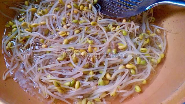黄豆芽冲洗干净，下锅肏水。