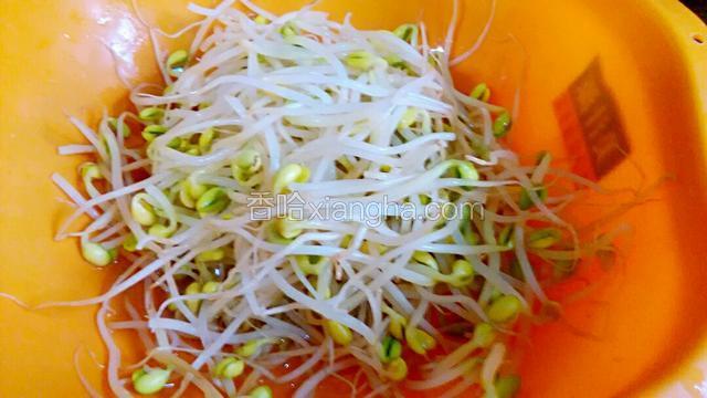 豆芽煮开一分钟后断生了就捞出来沥干水备用