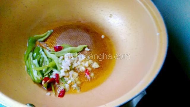 热锅给油，给大蒜、红辣椒，再青椒。