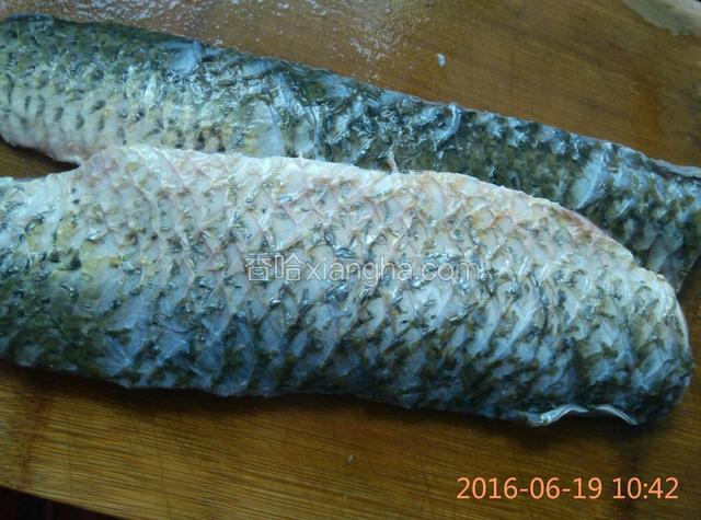 草鱼一条，宰杀后取鱼肉。