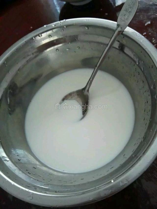 加两勺白砂糖，100ml纯牛奶，搅拌均匀！
牛奶加热，不需要沸腾，放凉