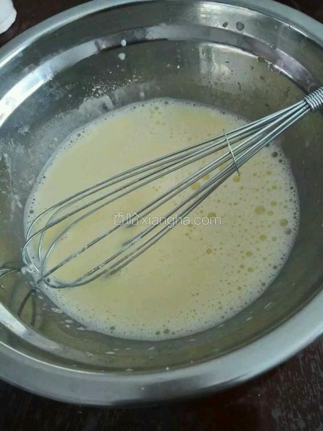 倒入牛奶，搅拌