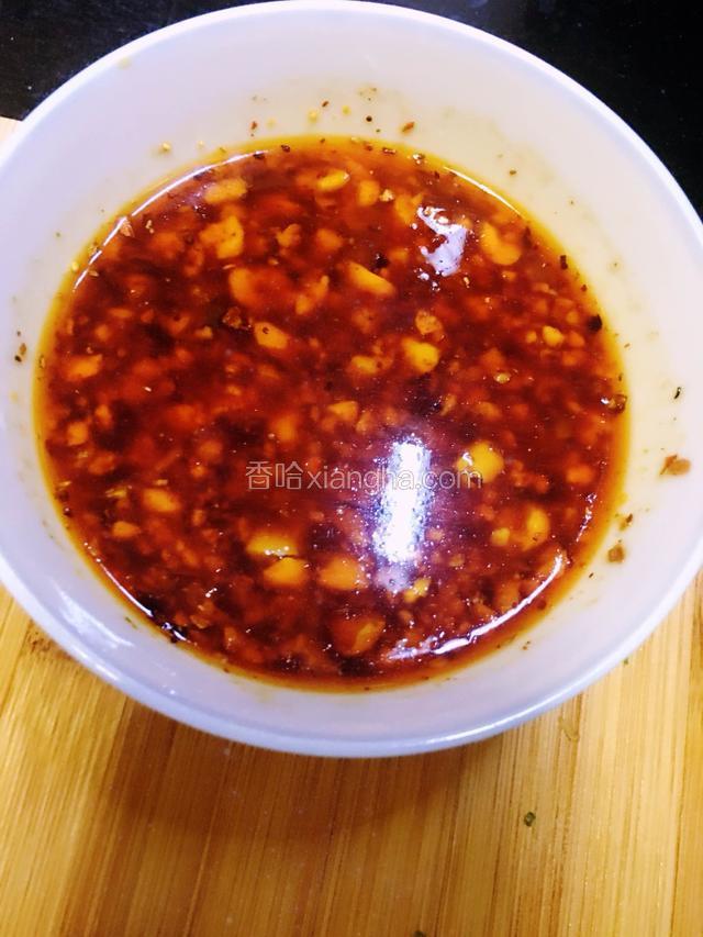 准备好一个干净小碗，放入姜蒜、酱油、花椒油、芝麻油、藤椒油、红油辣椒、花生碎、盐、醋，鸡精搅拌均匀备用