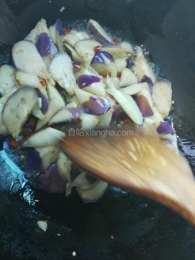炒至茄子变软，加入一点点水继续翻炒放辣椒。
加入适量盐