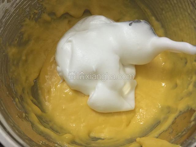 烤箱150度预热10分钟
取出三分之一的蛋白倒入蛋糊中快速翻拌，不能划圈（以免消泡）迅速拌匀，再加入另外三分之一拌匀