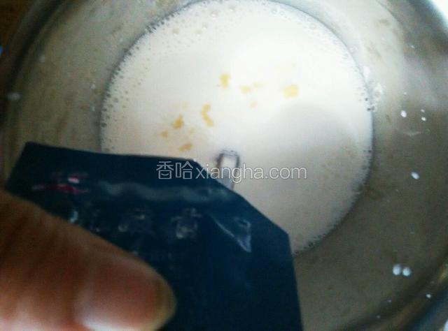 先将两包牛奶倒入酸奶机内胆，再倒入乳酸菌粉，搅拌均匀