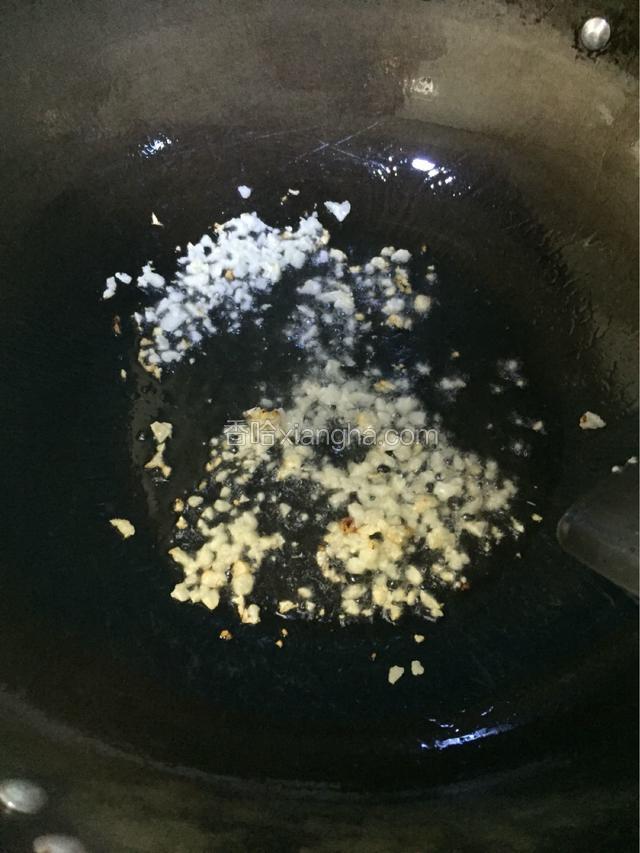 锅里倒入适量植物油，放入蒜，炒出香味