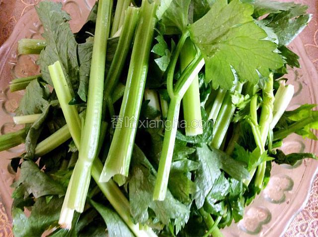芹菜洗净用手折成大段