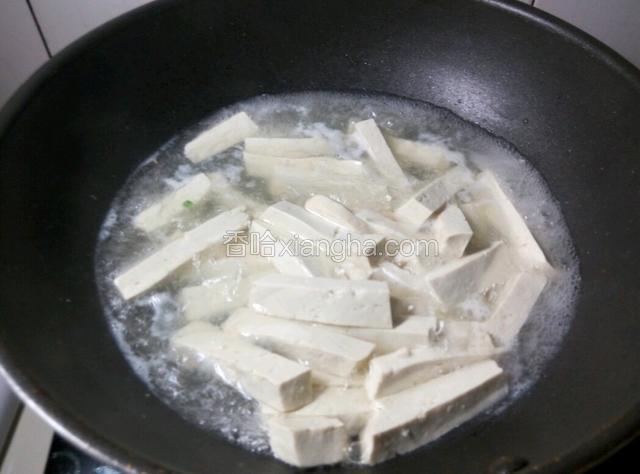 水开焯下豆腐，焯下水可以去去豆腥味，也可以让豆腐更筋道，