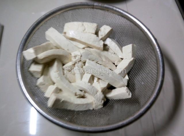 开锅几分钟焯好，捞出控水，备用，
