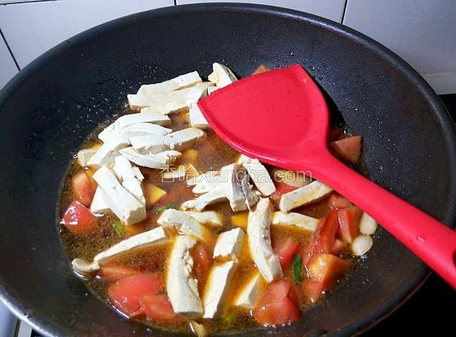连着一块下豆腐条，继续大火翻炒，