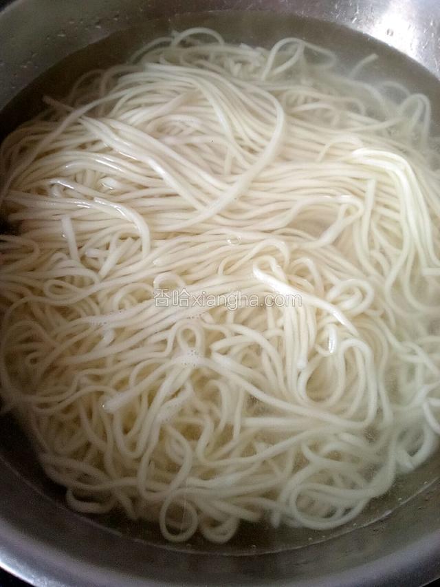 放入凉水中2分钟，捞起沥干