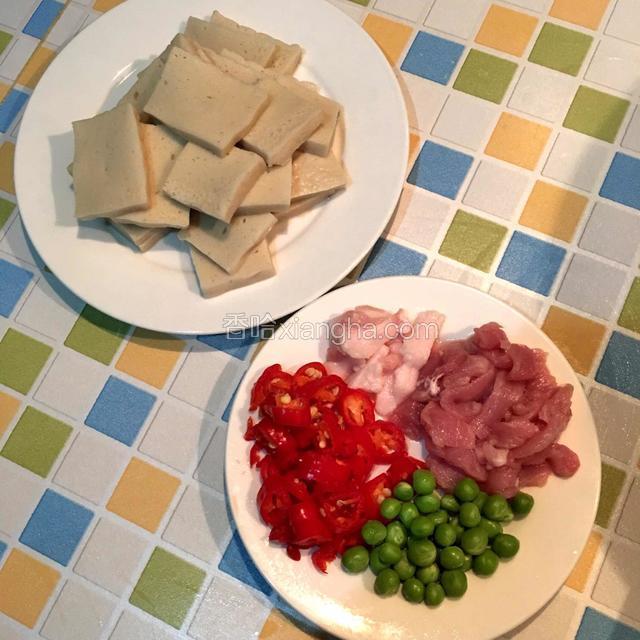 千页豆腐、肉洗净切片；红尖椒切圈；家里有甜豆，也准备了些