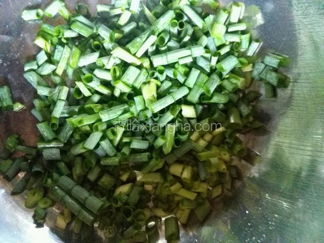 葱洗净切葱花，放入容器中待用
