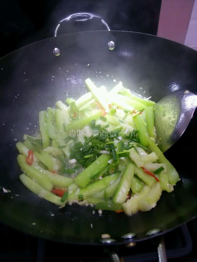 放入葱花炒匀