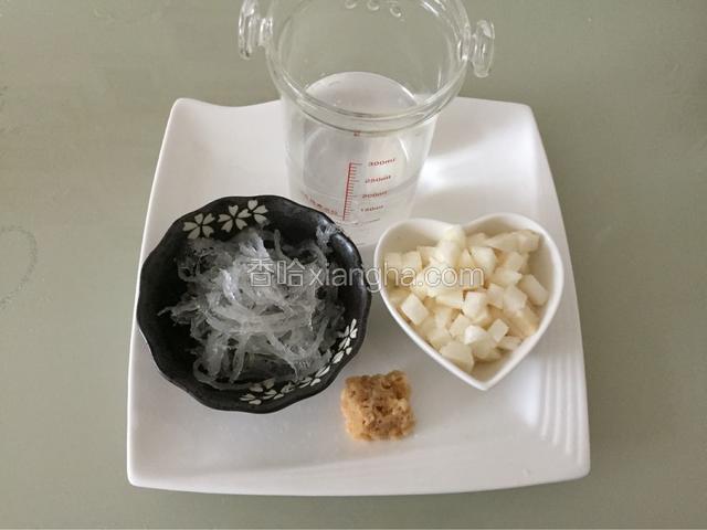 把燕窝撕成小条 雪梨切丁备用