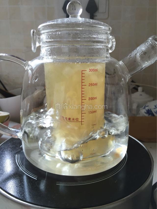 约三十分钟后加适量石蜂糖（也可以用冰糖）