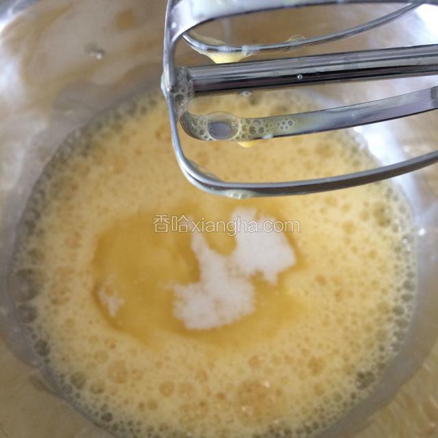 鸡蛋打出大泡时 加入50克砂糖的三分之一进去 挤半个柠檬汁 挤柠檬时忘拍照了(ó﹏ò｡) 继续打发