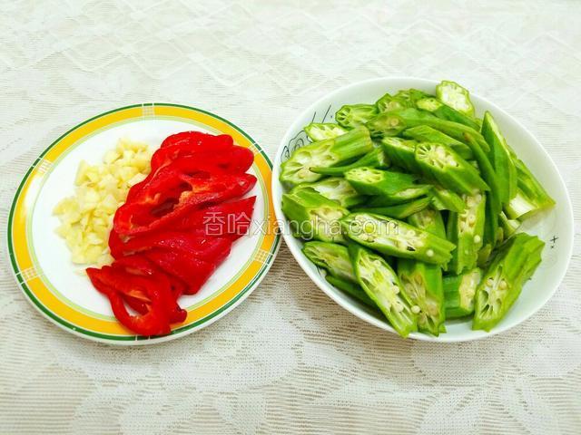 将秋葵斜切成一厘米左右厚的圈，将辣椒也斜切成圈，大蒜切末备用。
