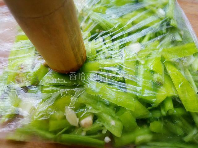 找工具将空心菜和青椒进行敲打和碾压直至青椒和空心菜有裂口。