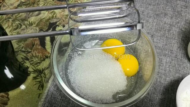蛋黄加细砂糖，用打蛋器低速搅拌均匀，大约1分钟