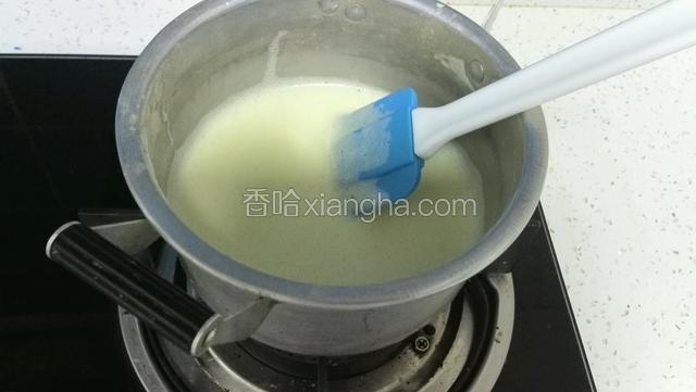 边加热边翻拌直至变浓，注意不要底部焦