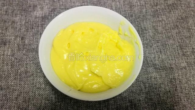 马上倒入碗内冷却，放冰箱冷藏