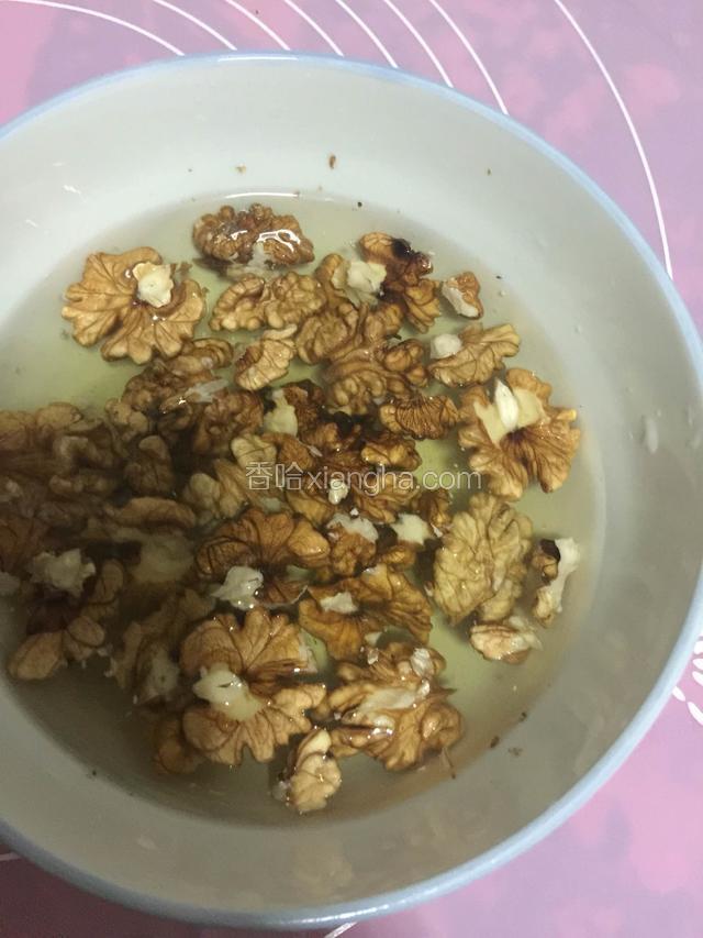 核桃去壳，桃仁开水冲泡20分钟去皮。