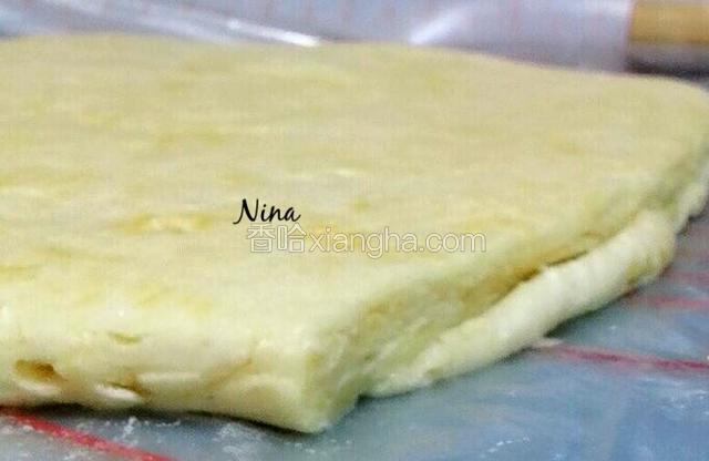 大约这样的厚度，然后用刀切成三角形，或者用饼干模具压也行，但是越简单的模具越好，因为烤过之后它们会变成圆胖子。
对了，要提前预热烤箱210度。