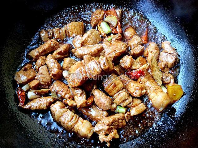 加酱油炒至上色