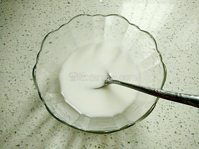 糯米粉加少许冷水调均匀。