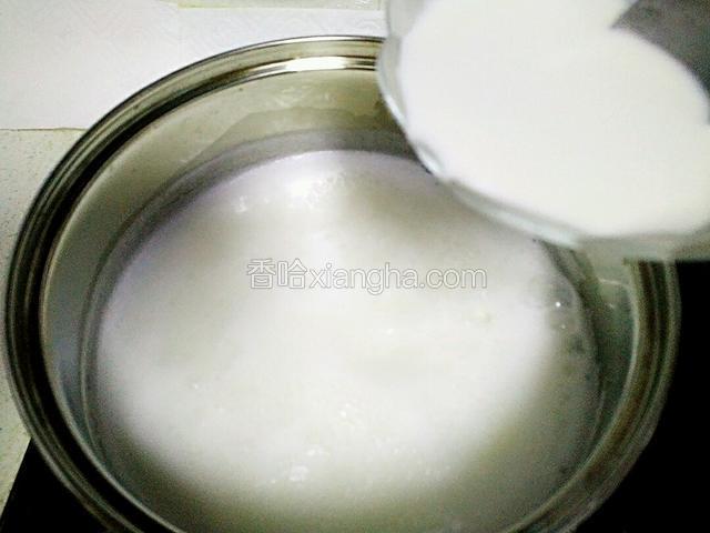 慢慢倒入糯米粉调的水、一边用勺子搅拌。