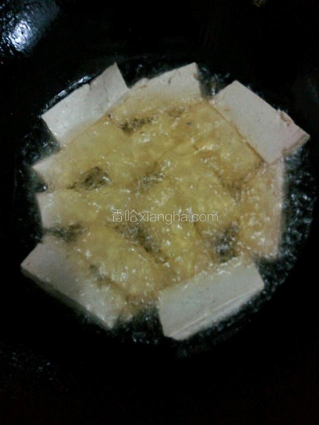 油烧七分热，下豆腐炸。