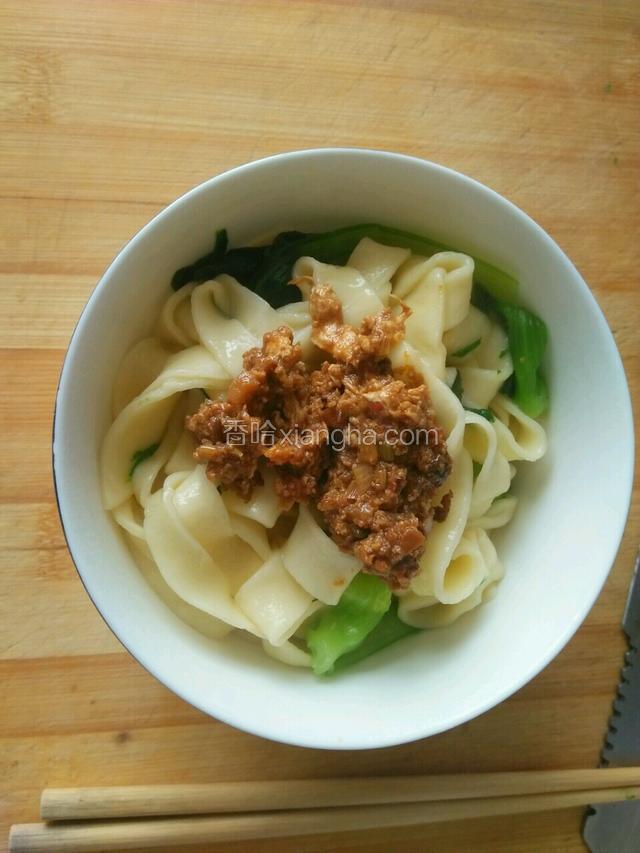 把煮好的手擀面捞入碗里，舀一勺炒好的大酱，再舀点面汤浇上，香喷喷的家常炸酱面就做好了