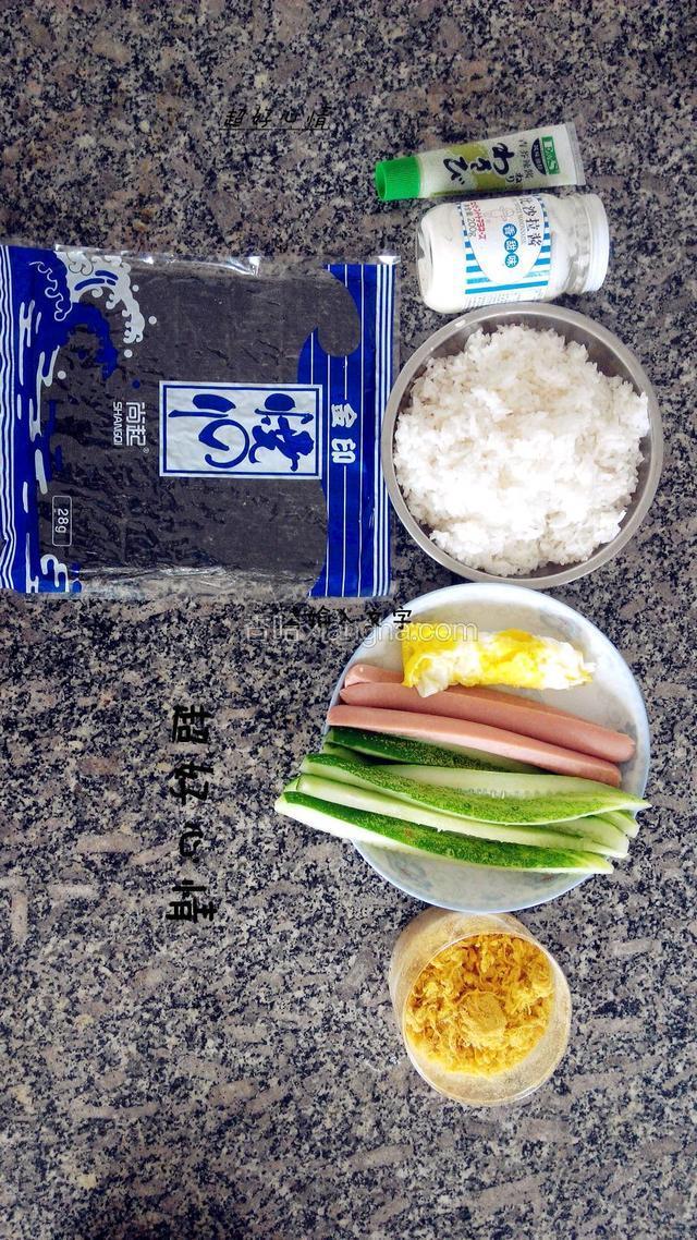 做这次寿司所需要的食材如下图 :将食材都处理好  火腿一分为四  黄瓜切成细条  鸡蛋煎好 