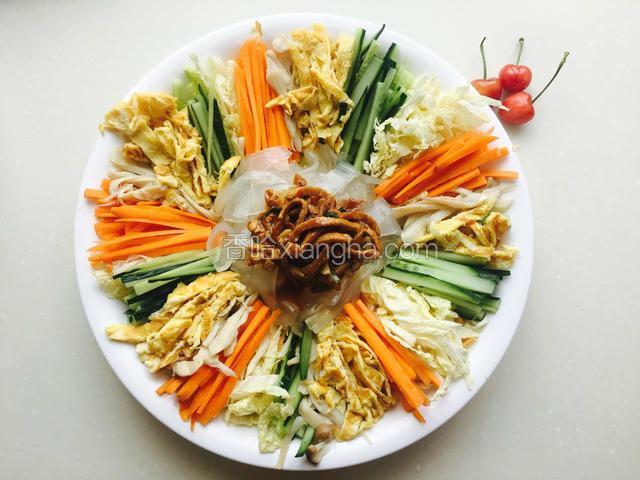 把做好的肉酱浇到拌菜上，完成。
