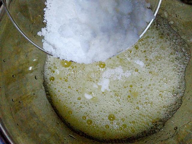 电动打蛋器低速打发至蛋清起鱼眼泡，加30g的白糖。继续打发。