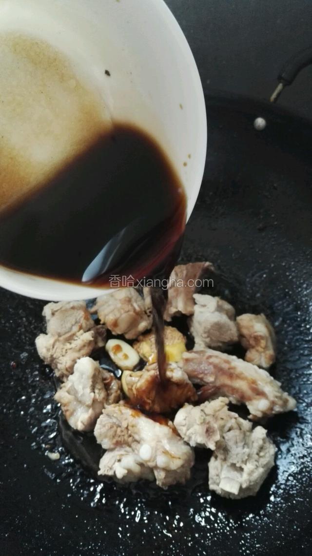 开小火将焯好的排骨和姜蒜一并放入炒锅内，倒入调好的料汁拌匀，盖上锅盖小火焖煮。