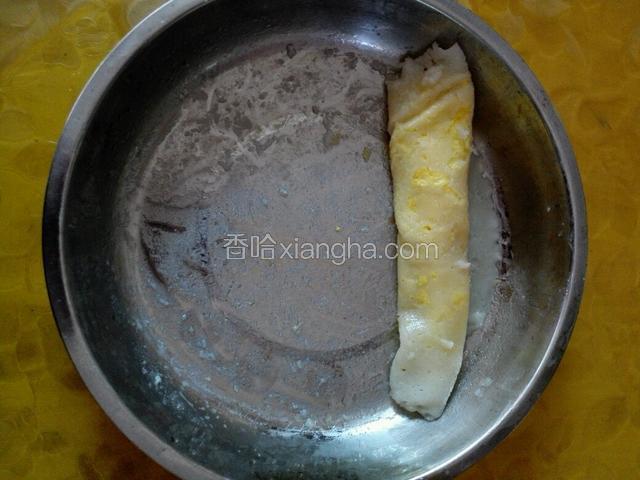 蒸好以后把肠粉慢慢卷起，继续再蒸一盘，蒸完全部粉浆为止。