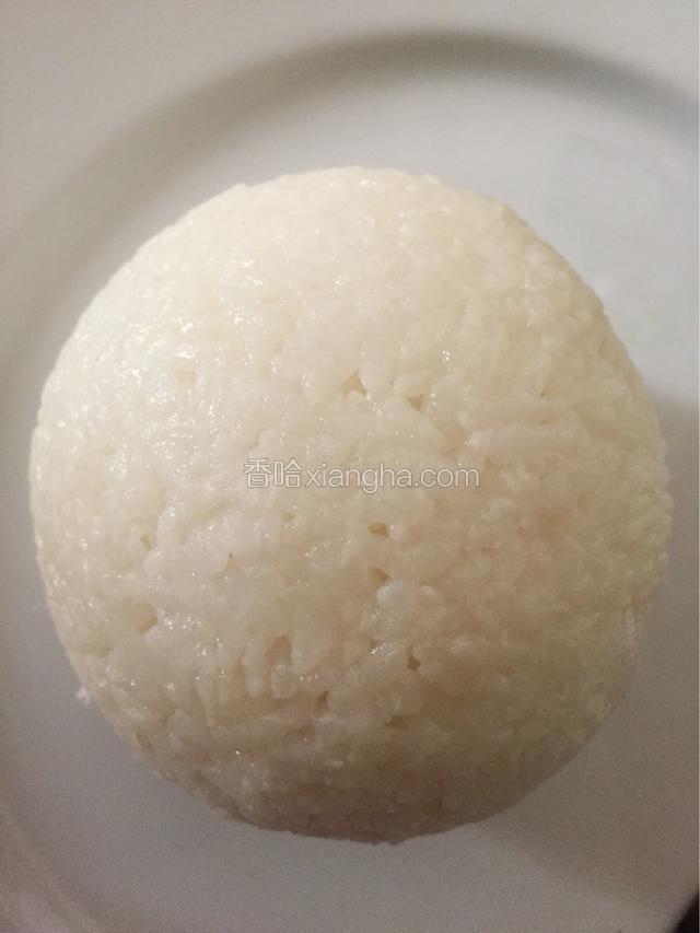 米饭一大碗利用保鲜膜制作成圆形饭团
