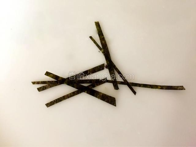 海苔剪成粗细相同的条
