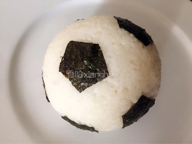 将五边形海苔和长条海苔贴在饭团上
