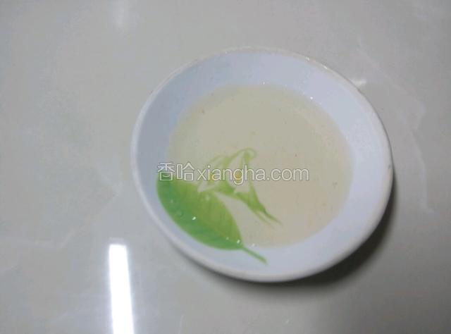 小盘子放的是岩卤水，岩卤是块，像岩石一样的，它遇水就会自动融化，融化成水，像图这样的，