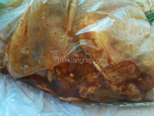 装入保鲜袋，放进冰箱冷藏8个小时左右
中途多翻面按摩几次
