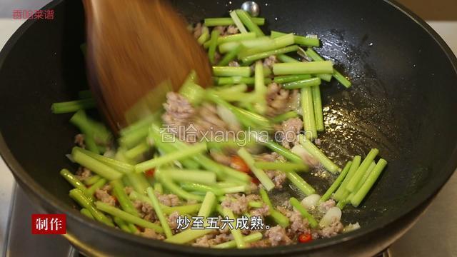 放入葱姜蒜、小米椒、料酒、香芹炒至五六成熟