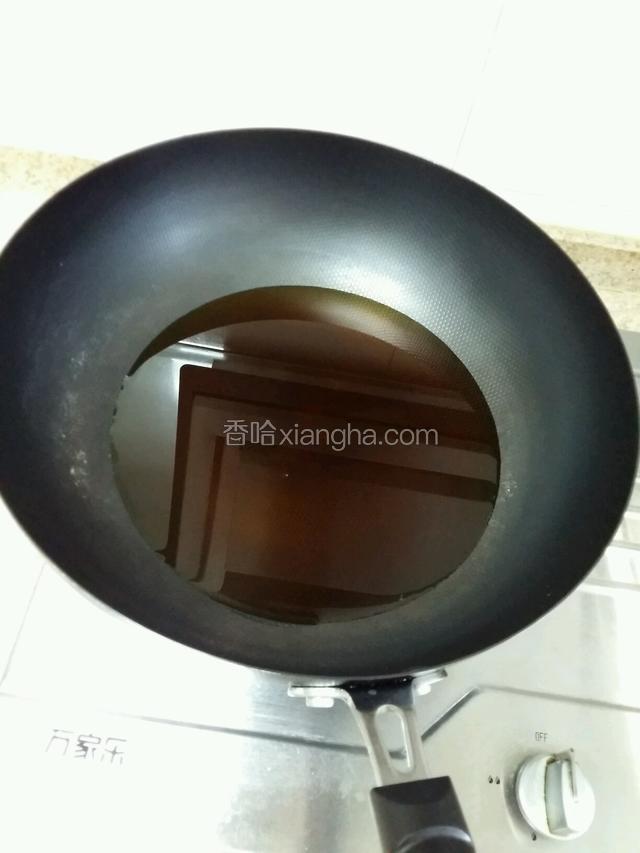 锅中倒油小火烧热
