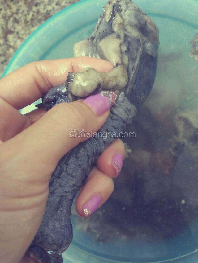 去掉乌鸡多余的油，夏天尽量不要太油腻(鸡皮、鸡爪我都留着一起炖，吃不吃是另一回事)