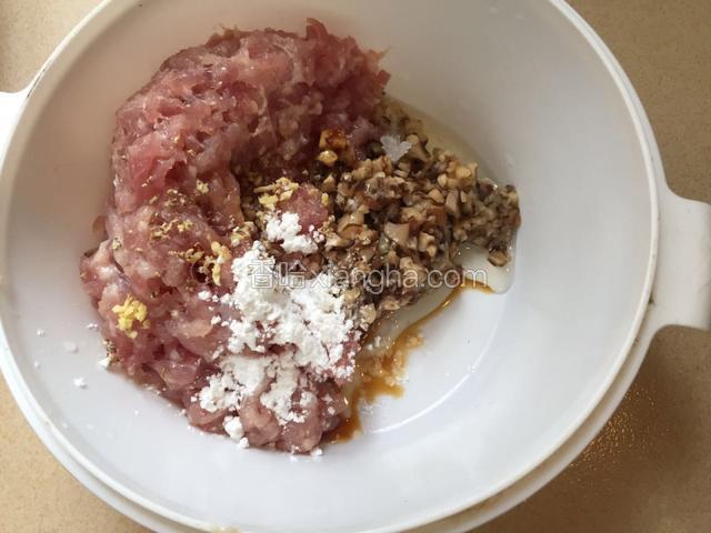 香菇 和猪肉切碎加入花生油 盐 生抽 生粉 姜末白糖 胡椒粉拌均备用