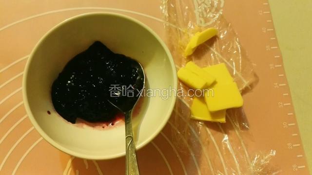面包机先启动一次和面程序，结束后再启动发酵程序，待起膜后加入软化的黄油，制成发酵面团～
剩余鸡蛋液烘烤时用来刷发酵面团的表面，果酱在最后装饰环节使用～