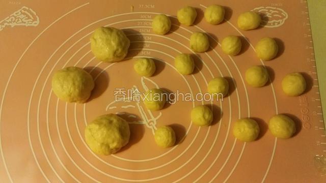 均匀分成3个45克面团，18个10克面团，搓圆醒发10分钟～
我这个马大哈搓了17个，囧～
